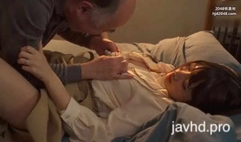 Chồng yêu đi vắng người vợ bị lão già nhà sát bên hiếp suzu harumiya